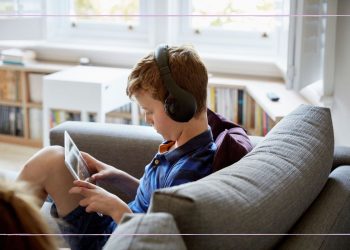 3 tips to set screen time boundaries from parenting experts Dr Becky Kennedy and Professor Emily Oster – and #1 is an important reminder