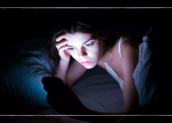 4 tips to stop kids from doomscrolling, recommended by a psychologist and mental health expert