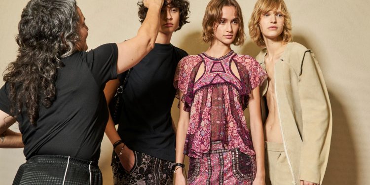 How to Style Curtain Bangs, According to an Expert