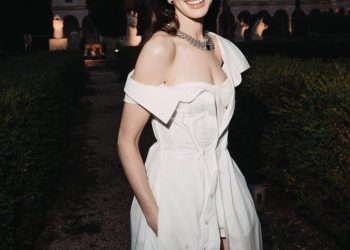 Does the Anne Hathaway Gap Dress Prove That Gap Is Back?