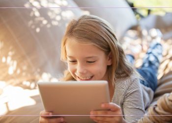 Mum divides the internet with her screen time tip, proving parents will never agree on this topic