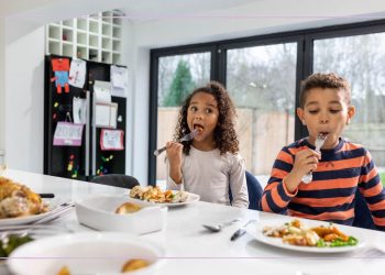 3 phrases it’s easy to use during kids’ mealtimes that are actually damaging, according to an expert
