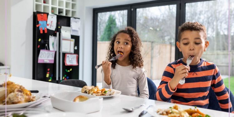 3 phrases it’s easy to use during kids’ mealtimes that are actually damaging, according to an expert