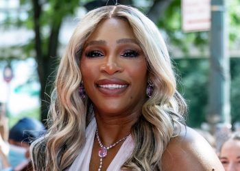 We’re going to live in Serena Williams’ baggy jeans, white top and trainers combination this spring