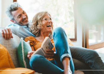 Relationship therapist reveals 6 small things happy couples do
