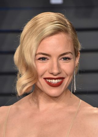 Sienna Miller attends the 2018 Vanity Fair Oscar Party hosted by Radhika Jones at Wallis Annenberg Center for the Performing Arts on March 4, 2018 in Beverly Hills, California