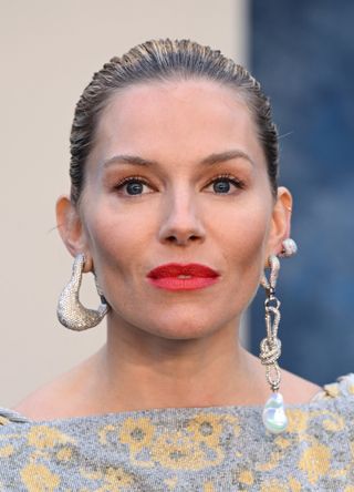 Sienna Miller attends the 2023 Vanity Fair Oscar Party hosted by Radhika Jones at Wallis Annenberg Center for the Performing Arts on March 12, 2023 in Beverly Hills, California
