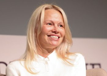 Pamela Anderson proved timeless style of t-shirt and dungarees