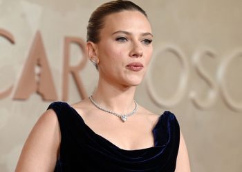 Scarlett Johansson’s Oscars gown was levelled up by velvet gloves