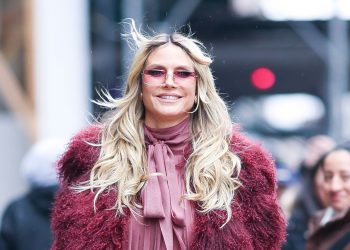 Heidi Klum nails boho chic style in a dusty pink ruffled dress