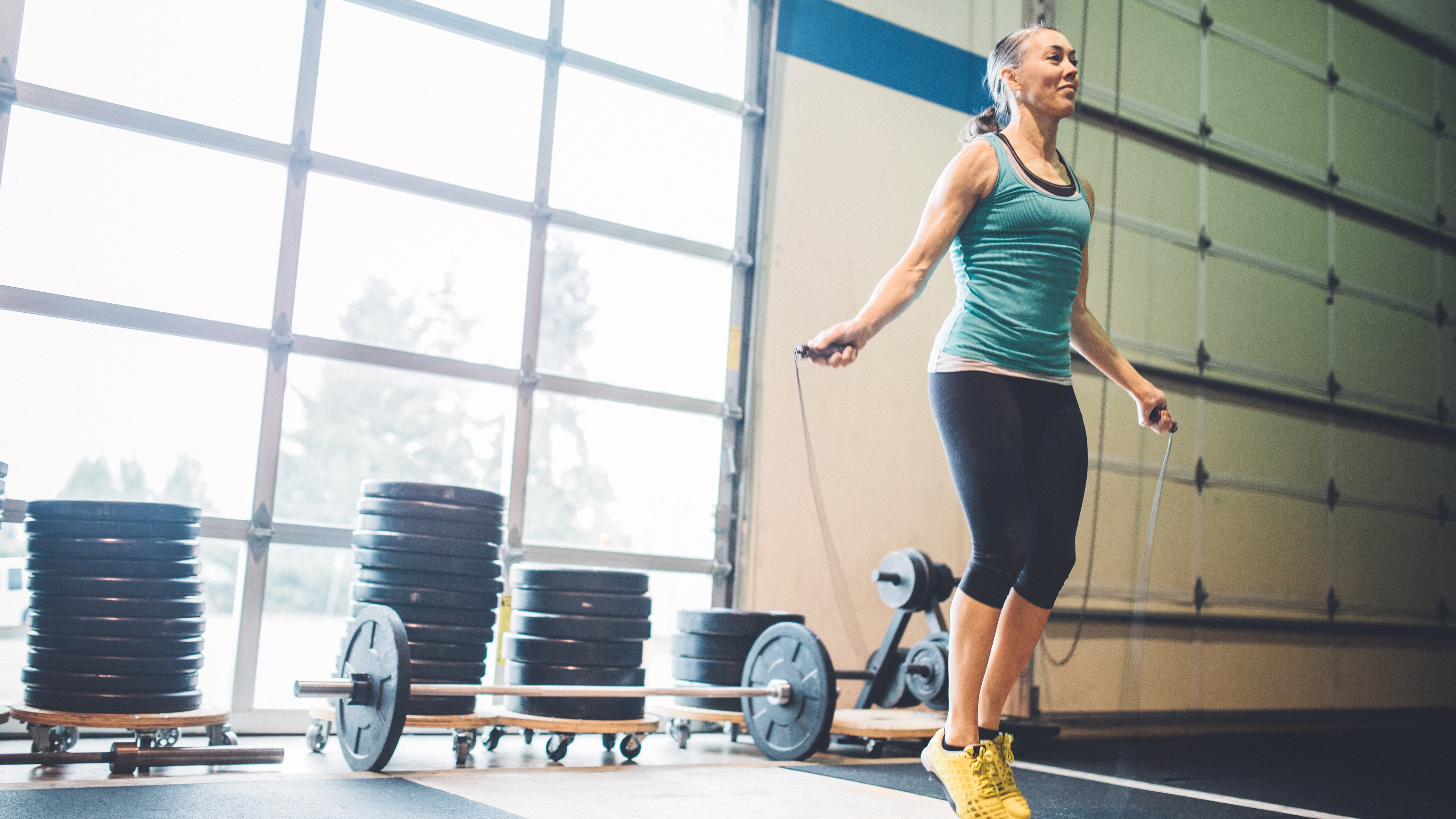 woman jumping rope at the gym
