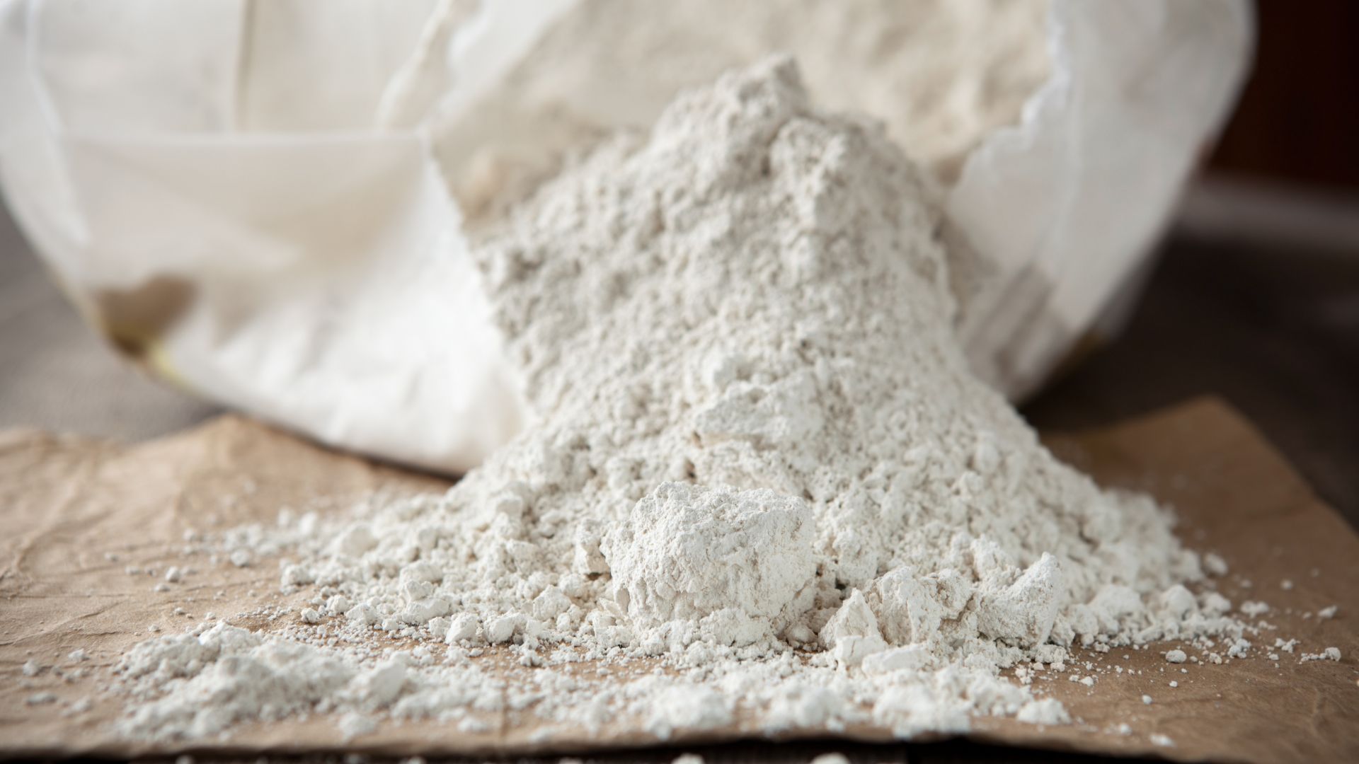 picture of Diatomaceous earth on a wooden surface
