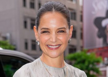 Katie Holmes just made this 90s trouser shape desirable again
