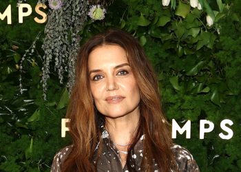 Katie Holmes proves that a floral suit is the best choice for summer