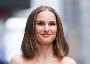 Natalie Portman gives baggy turn-up jeans her seal of approval