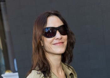Alexa Chung stuck to the golden styling rule all French women follow