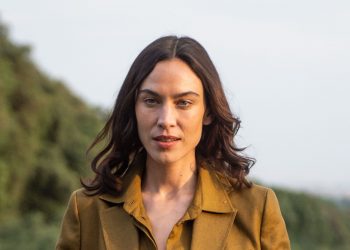 Alexa Chung embraced earth tones at the Max Mara resort show