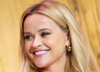 Reese Witherspoon’s effortless beach day is so easy and chic