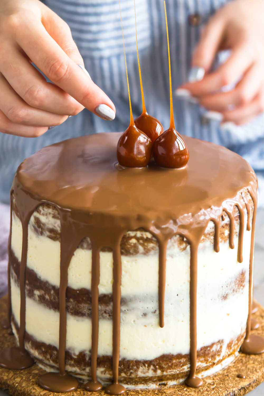 Cake decorating with chocolate