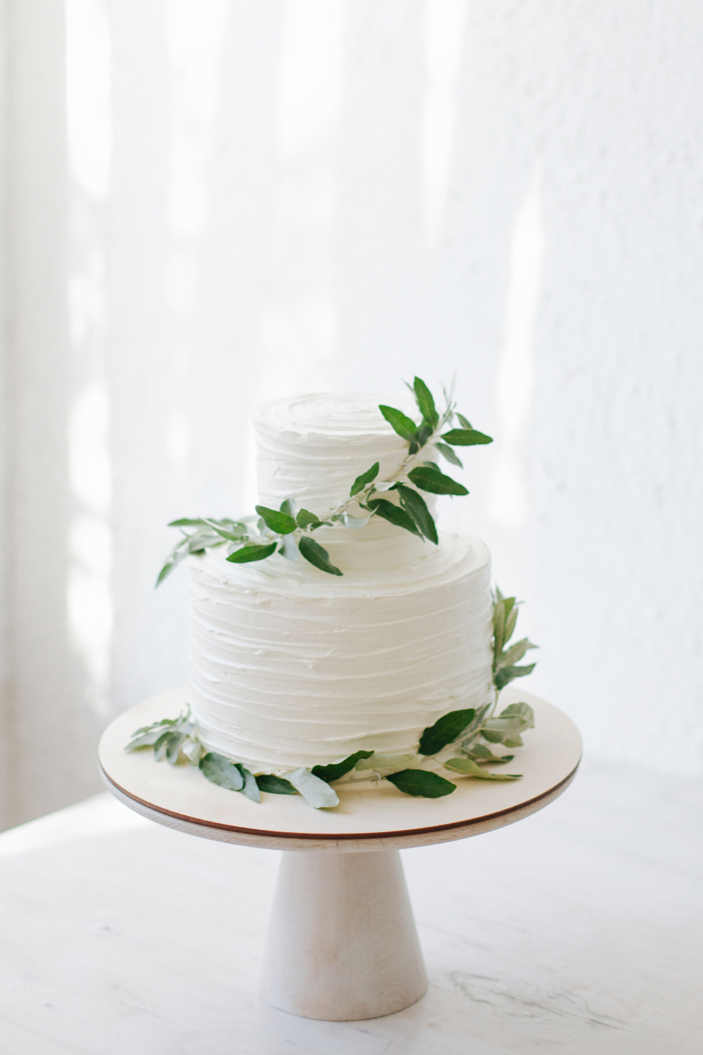 Cake decorating with leaves