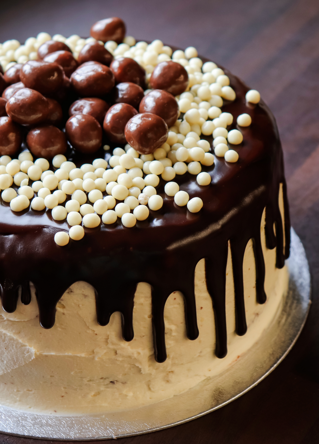 White and dark chocolate cake