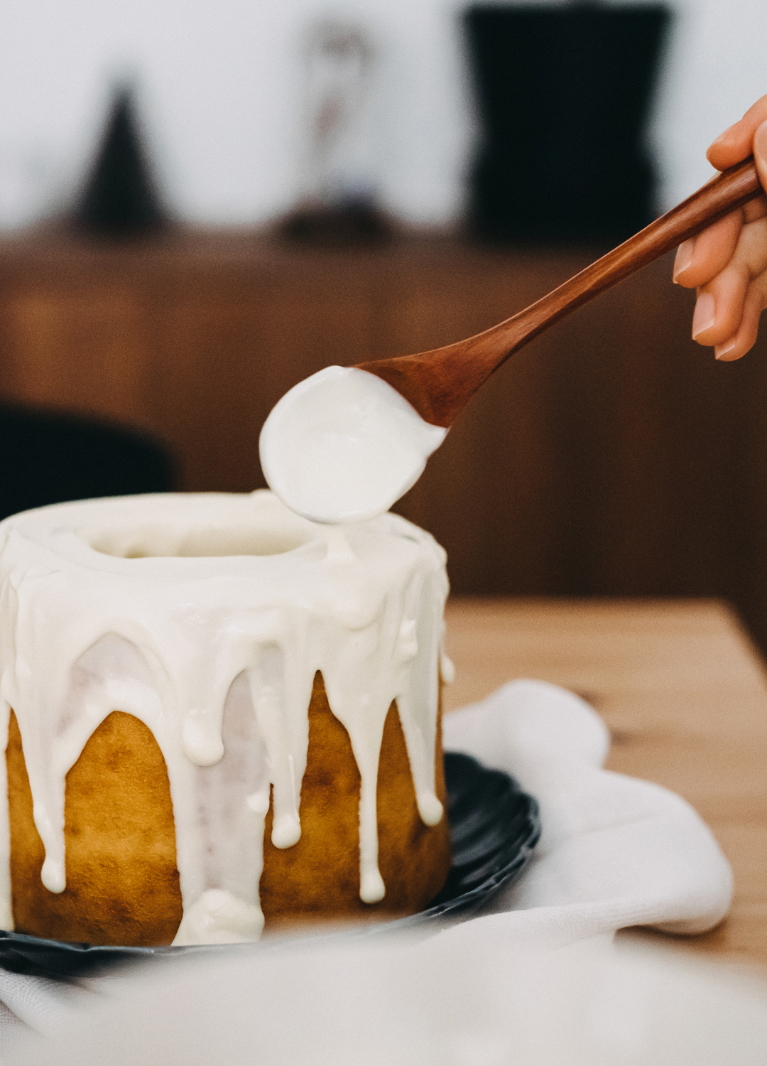 Cake decorating with icing
