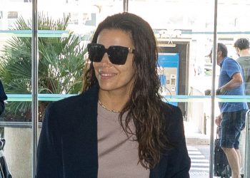 Eva Longoria’s Cannes airport look is the perfect travel outfit formula