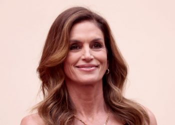 Cindy Crawford just styled the boho-blouse trend perfectly