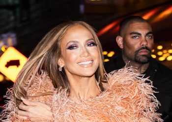 Jennifer Lopez’s travel outfit is a masterclass in laidback glamour