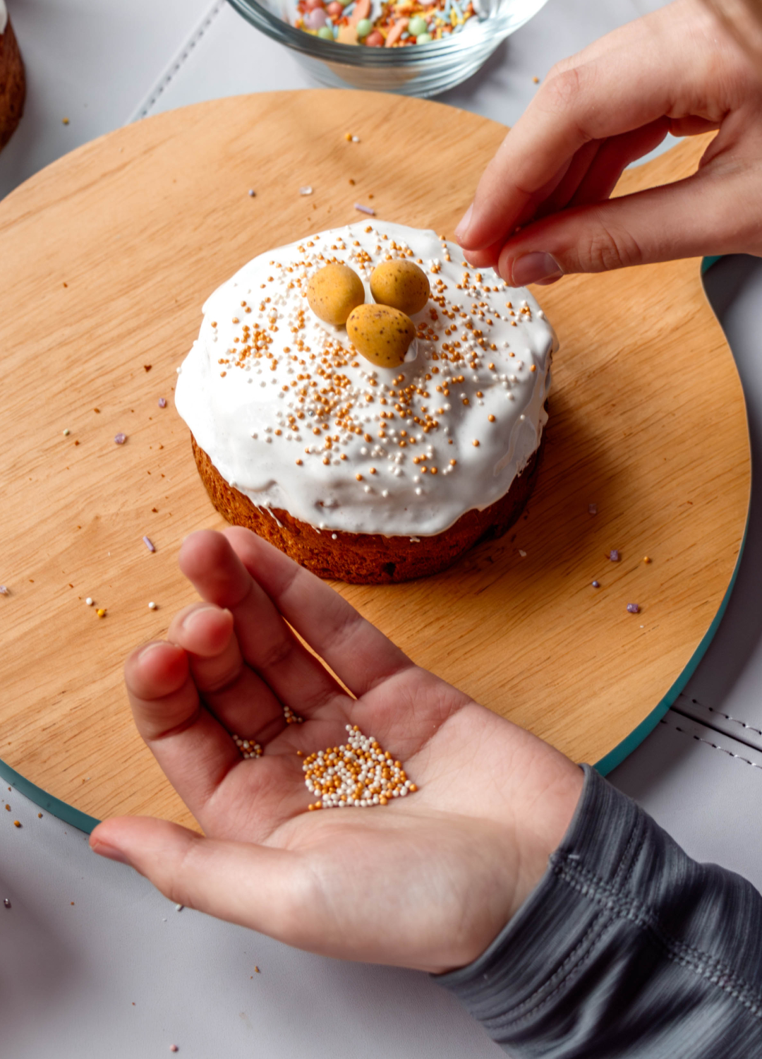 Cake decorating with sprinkles