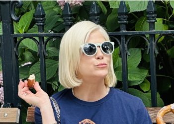 Selma Blair’s graphic tee and jeans combo is a summer winner