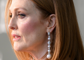 Julianne Moore’s makeup hacks are genius for sparse brows