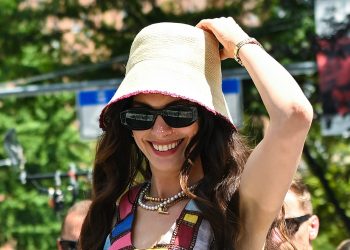 Anne Hathaway returns in a bold dress for The Devil Wears Prada 2