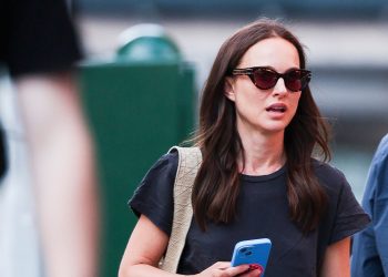 Natalie Portman’s denim shorts outfit is the perfect weekend uniform