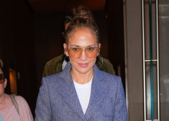 Jennifer Lopez wears this sporty shoe on repeat for comfort and style