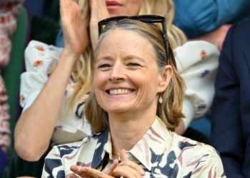 Jodie Foster’s Gucci sunglasses are your sign to buy cat-eye frames