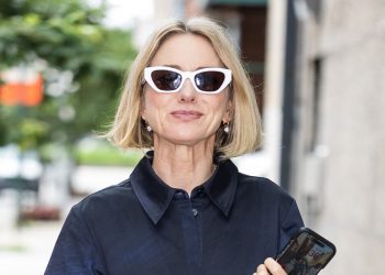 Naomi Watts’ ombre shirt dress is a heatwave-ready look