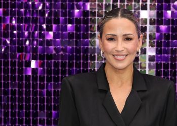 Rachel Stevens shows how to wear shorts as a petite woman