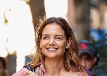 Katie Holmes’ 90s aesthetic delivers throwback fashion inspiration