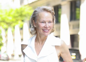 Pamela Anderson opts for retro glamour in this timeless look