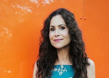 Minnie Driver’s black bikini is the sporty style to shop now