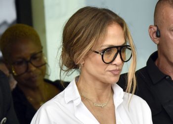 Jennifer Lopez’s look is a masterclass in city break style