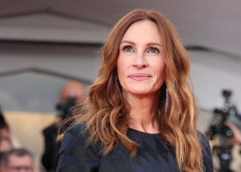 Pairing navy and black, Julia Roberts looks timelessly chic