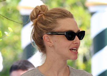 Amanda Seyfried’s quiet, casual travel outfit is one to note