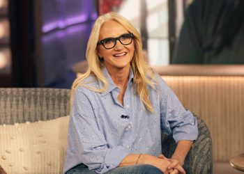 Mel Robbins shares the 8 things you should tell yourself every morning