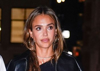 Jessica Alba’s wide-leg jeans outfit refreshes this denim staple
