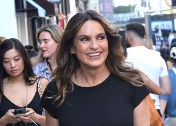 Mariska Hargitay shows off the jeans and shoe combo to wear now