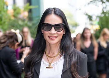 Lucy Liu’s wide-leg jeans and jacket combination is timeless