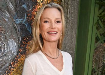 Kate Moss’ slouchy white suit is the ultimate party look