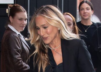 Sarah Jessica Parker makes a case for wearing navy and black together